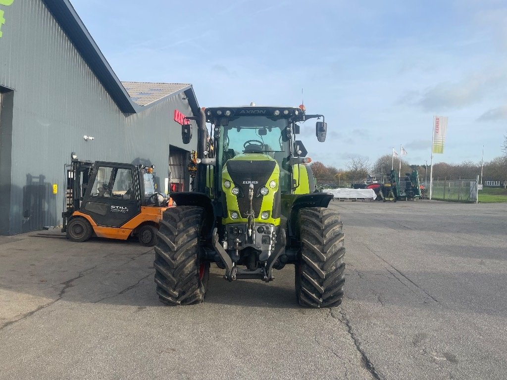 Traktor des Typs CLAAS AXION 810 CEBIS, Gebrauchtmaschine in Kolding (Bild 3)