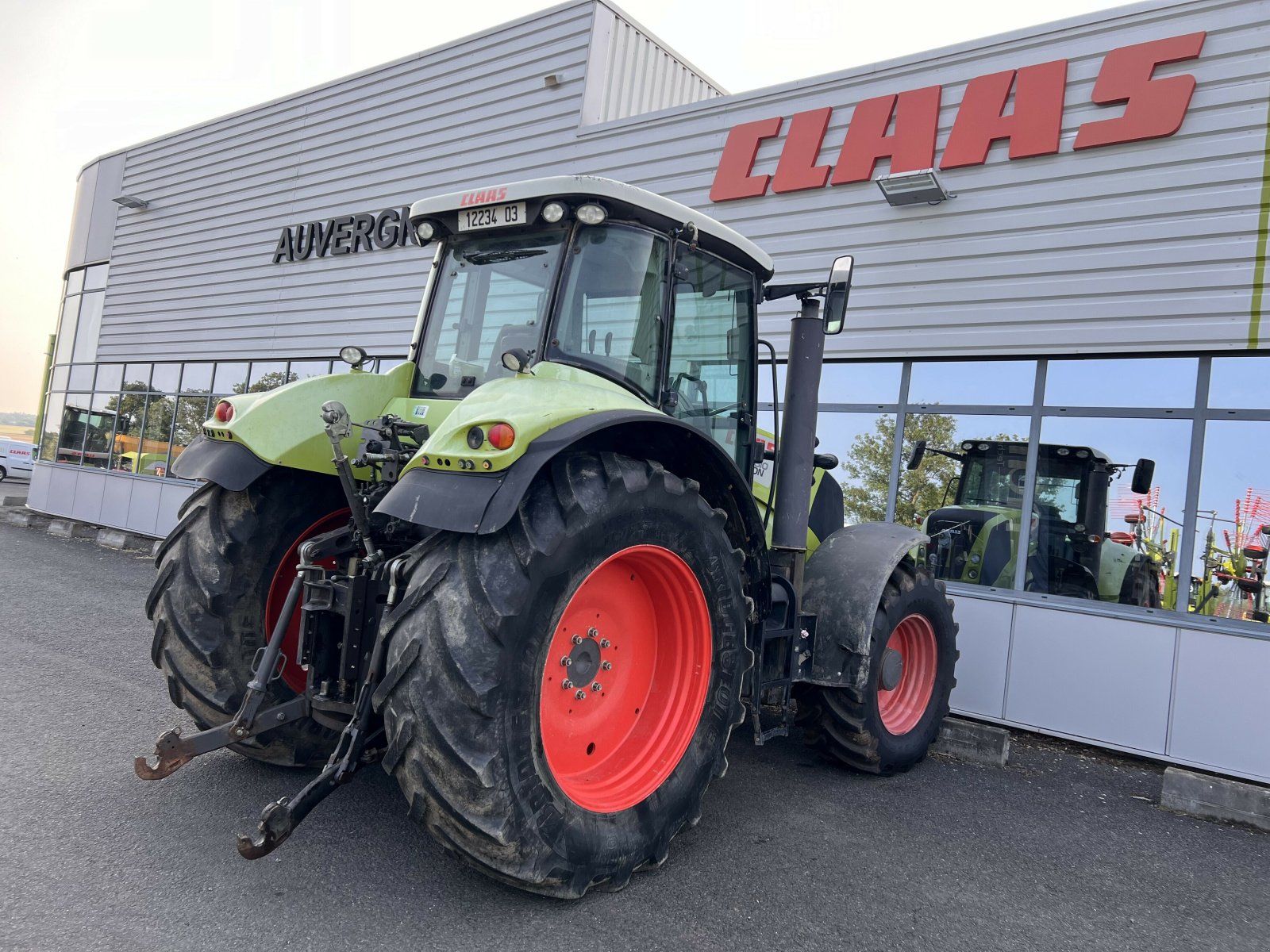 Traktor des Typs CLAAS AXION 810 CIS INTENSIVE, Gebrauchtmaschine in Gannat (Bild 3)