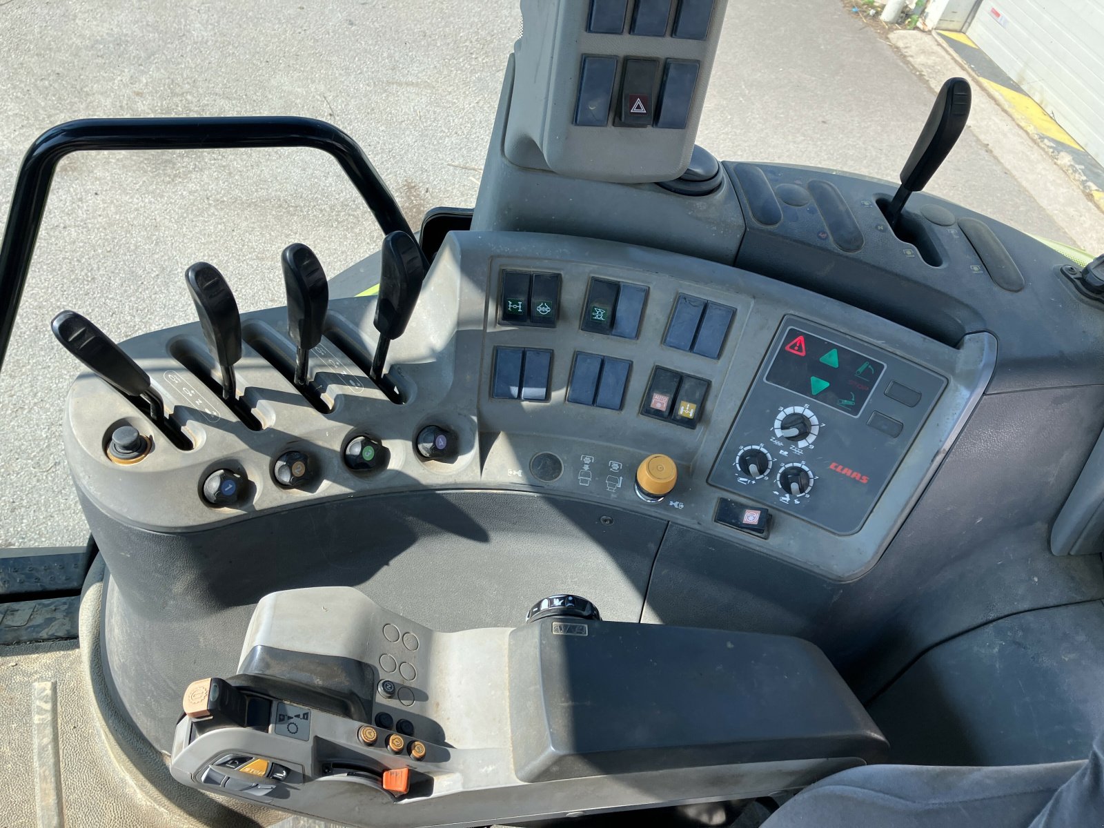 Traktor typu CLAAS AXION 810 CIS INTENSIVE, Gebrauchtmaschine w NOGENT (Zdjęcie 11)