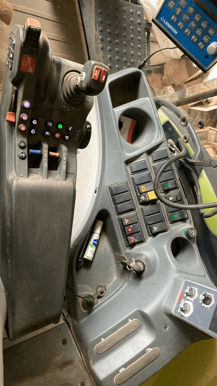 Traktor del tipo CLAAS AXION 810 CMATIC ADVANCE, Gebrauchtmaschine In PONTIVY (Immagine 4)