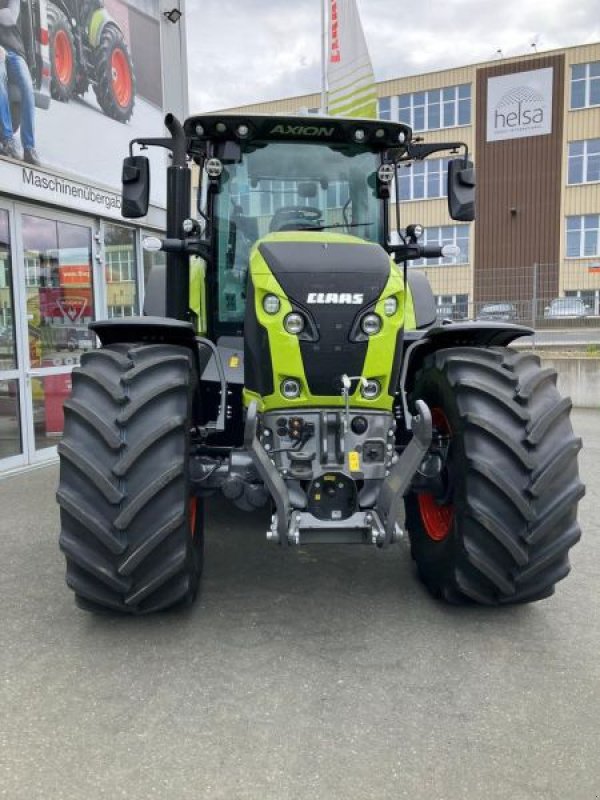 Traktor des Typs CLAAS AXION 810 CMATIC CEBIS STAGE V, Neumaschine in Hof (Bild 3)