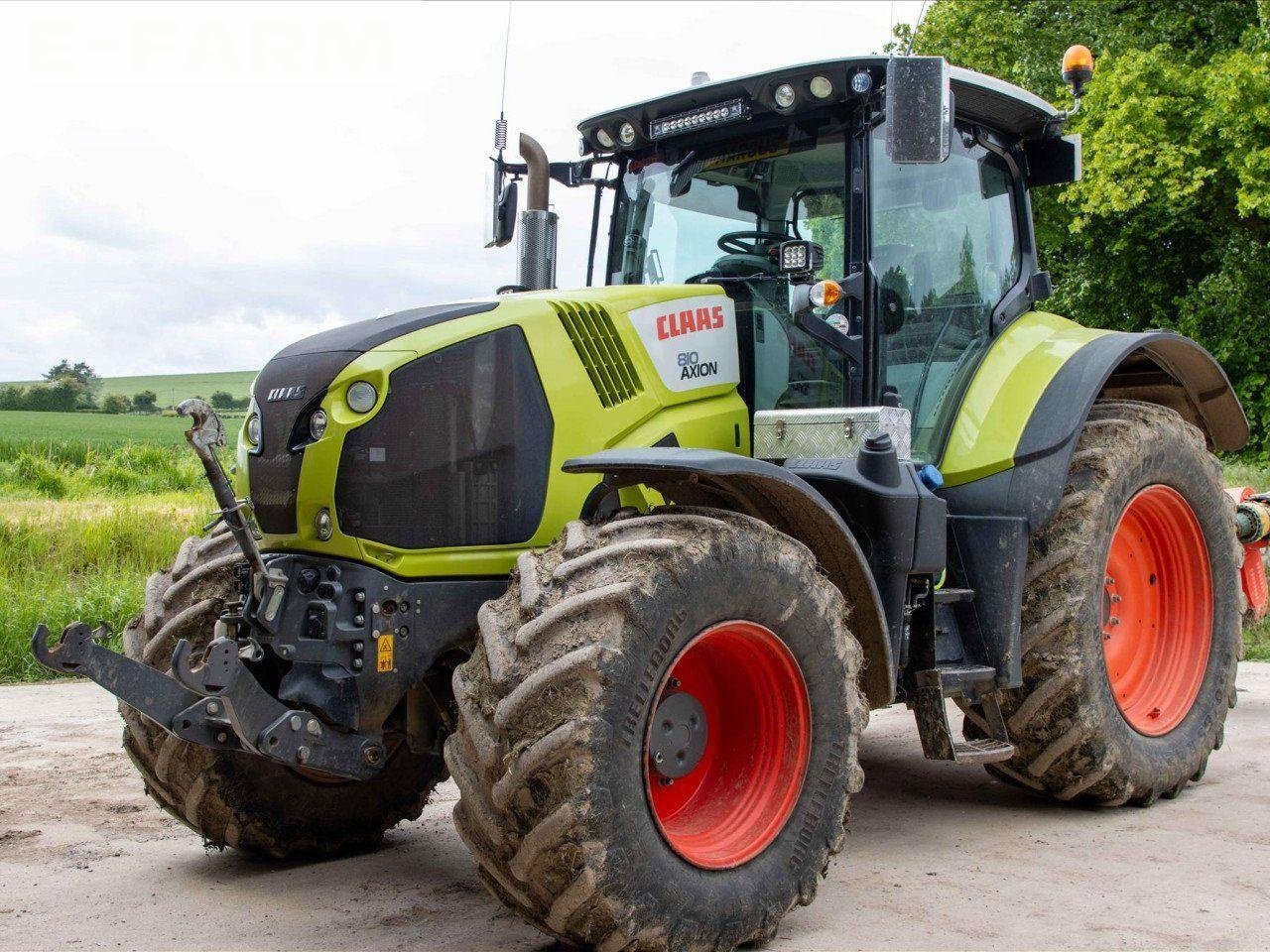 Traktor of the type CLAAS AXION 810 CMATIC CMATIC, Gebrauchtmaschine in CIRENCESTER (Picture 1)