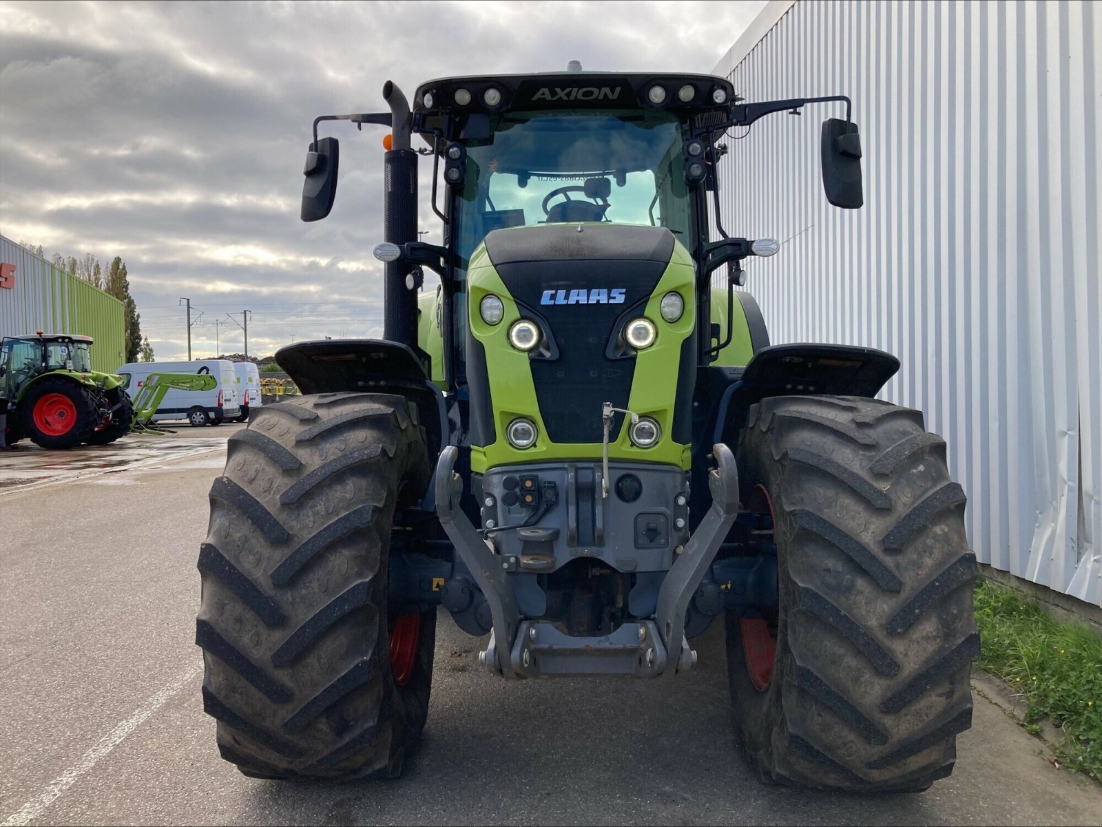 Traktor des Typs CLAAS AXION 810 CMATIC, Gebrauchtmaschine in CHEMINOT (Bild 5)