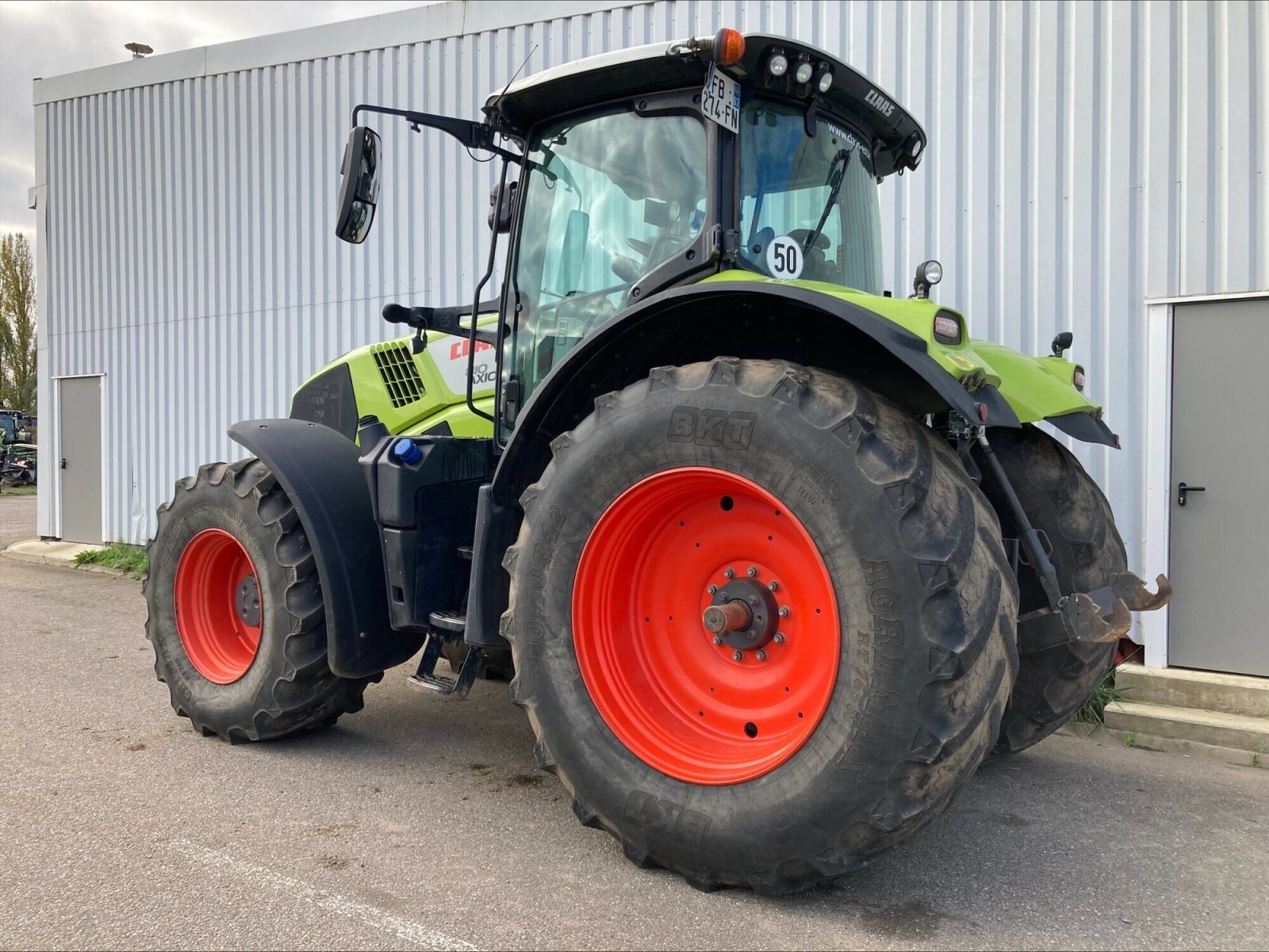 Traktor des Typs CLAAS AXION 810 CMATIC, Gebrauchtmaschine in CHEMINOT (Bild 3)