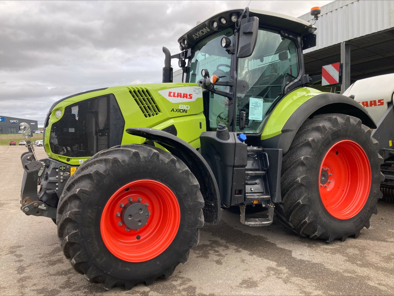 Traktor от тип CLAAS AXION 810 HEXASHIFT S5, Gebrauchtmaschine в CHEMINOT (Снимка 1)