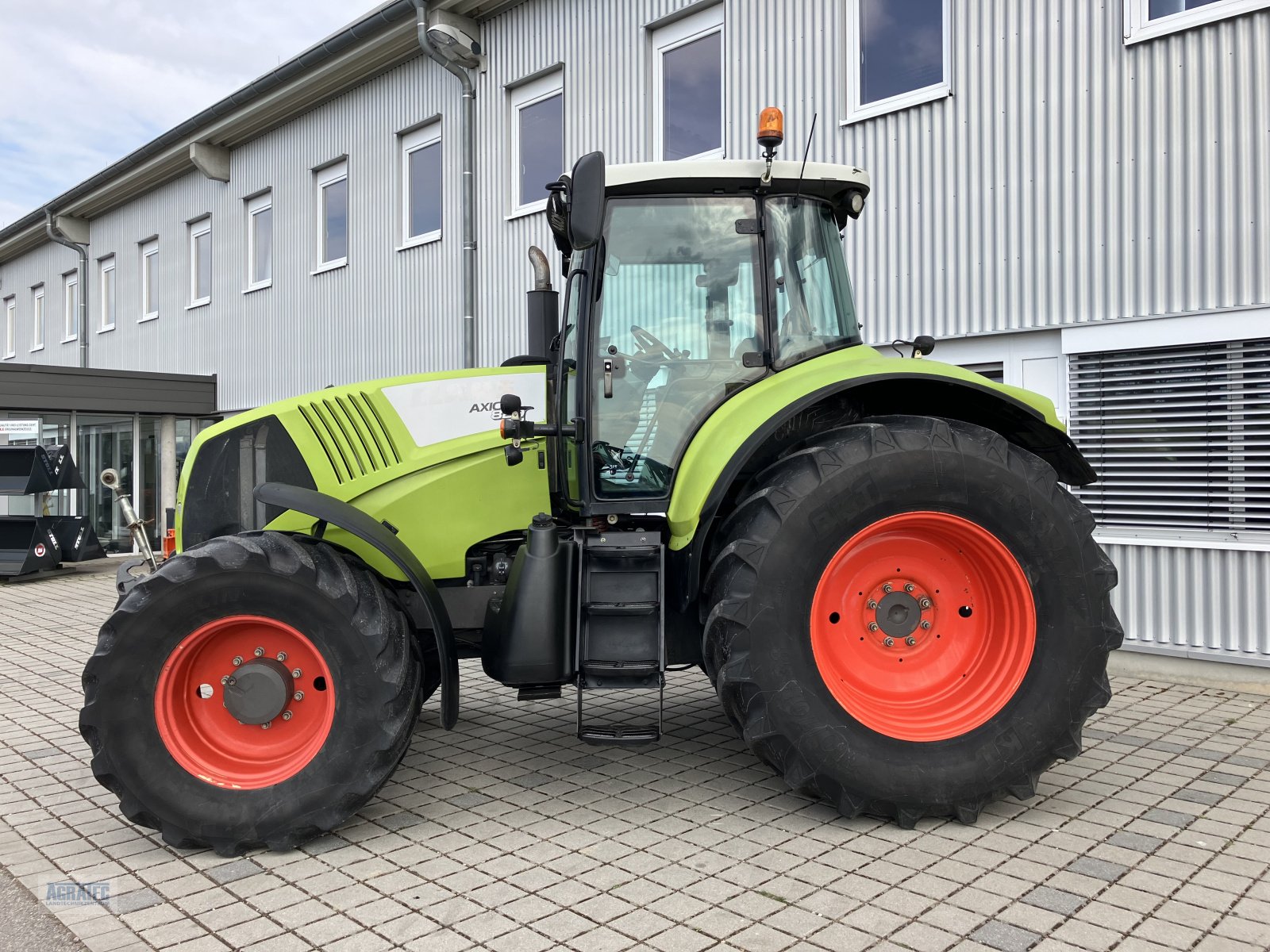 Traktor van het type CLAAS Axion 820, Gebrauchtmaschine in Salching bei Straubing (Foto 13)