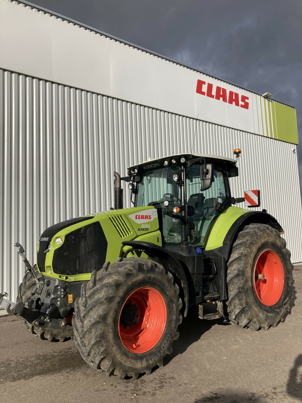 Traktor типа CLAAS AXION 830 - S5 SUR MESURE, Gebrauchtmaschine в LAIGNES (Фотография 1)