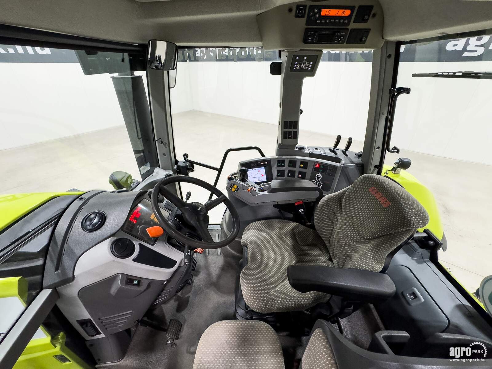 Traktor van het type CLAAS Axion 840 CEBIS, Gebrauchtmaschine in Csengele (Foto 8)