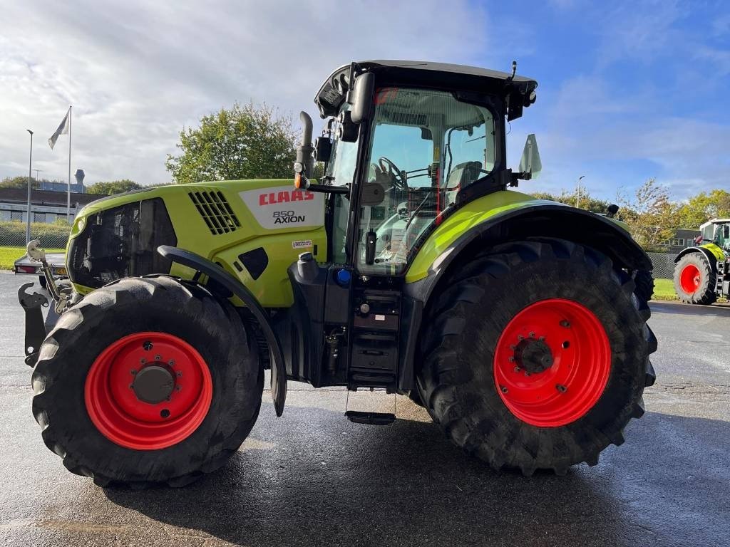 Traktor des Typs CLAAS AXION 850 CEBIS, Gebrauchtmaschine in Hinnerup (Bild 5)