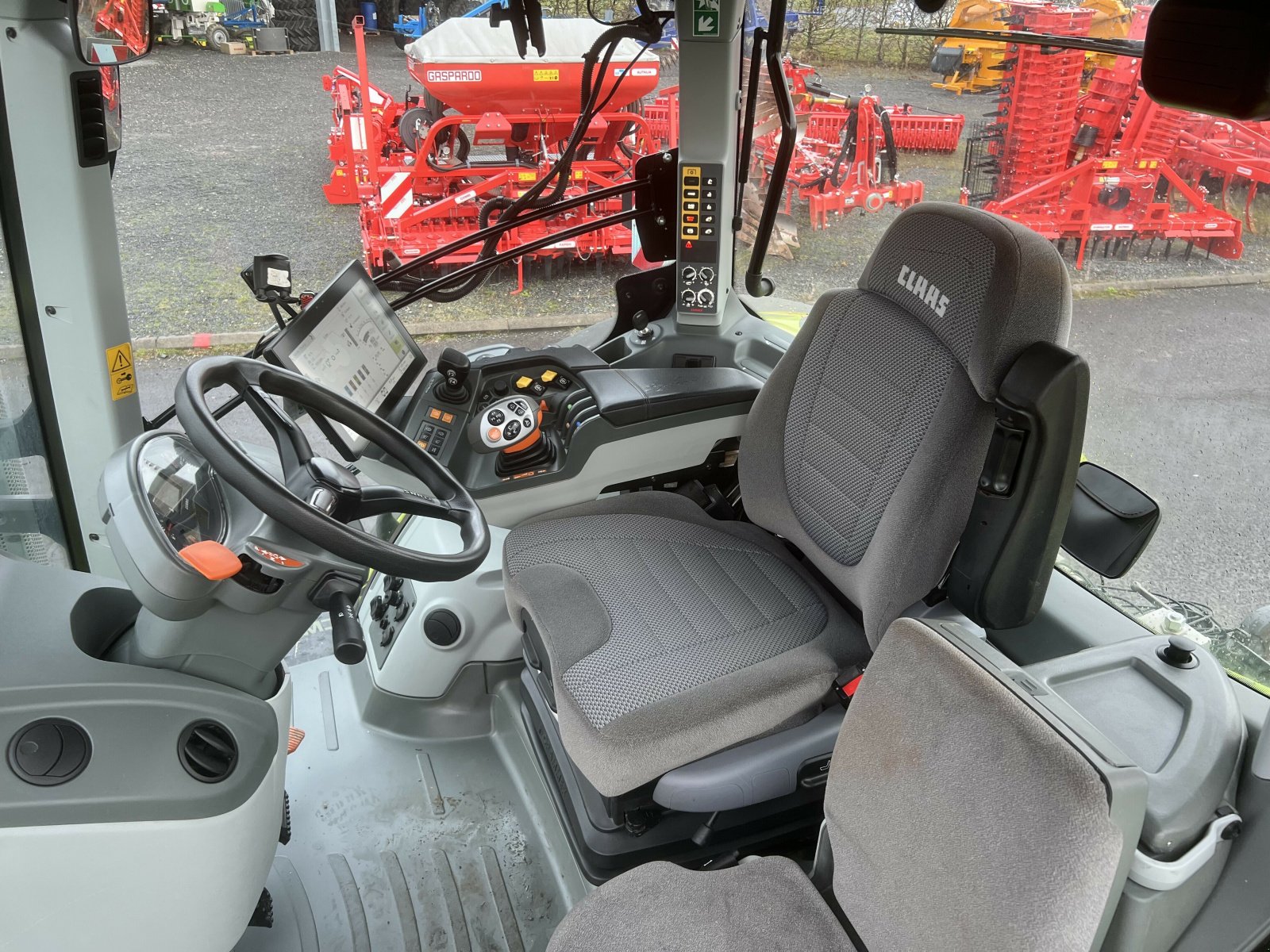 Traktor of the type CLAAS AXION 850 CMATIC, Gebrauchtmaschine in Moulins (Picture 8)