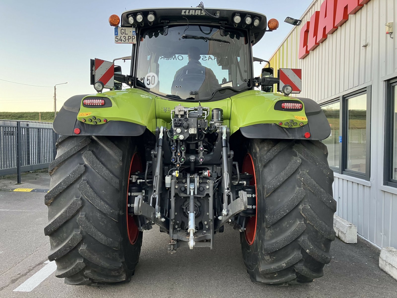 Traktor des Typs CLAAS AXION 850 CMATIC, Gebrauchtmaschine in BLENDECQUES (Bild 3)