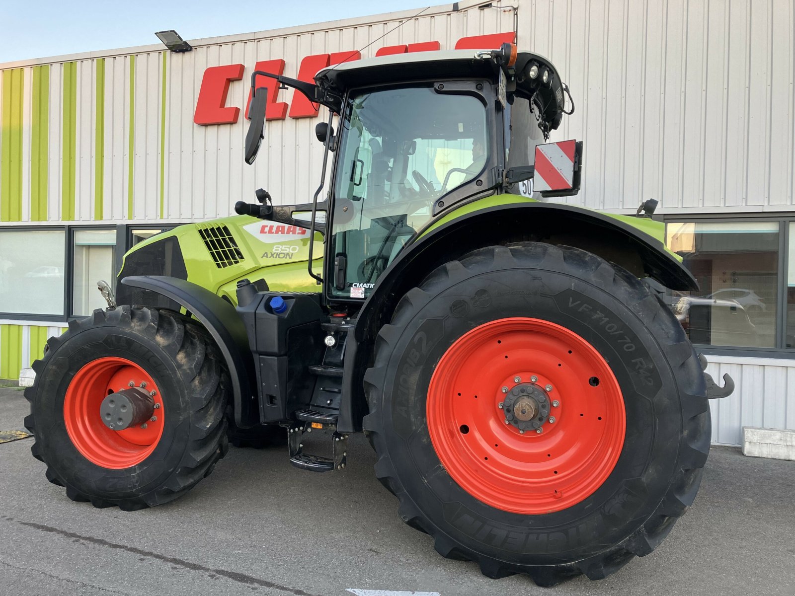 Traktor des Typs CLAAS AXION 850 CMATIC, Gebrauchtmaschine in BLENDECQUES (Bild 2)