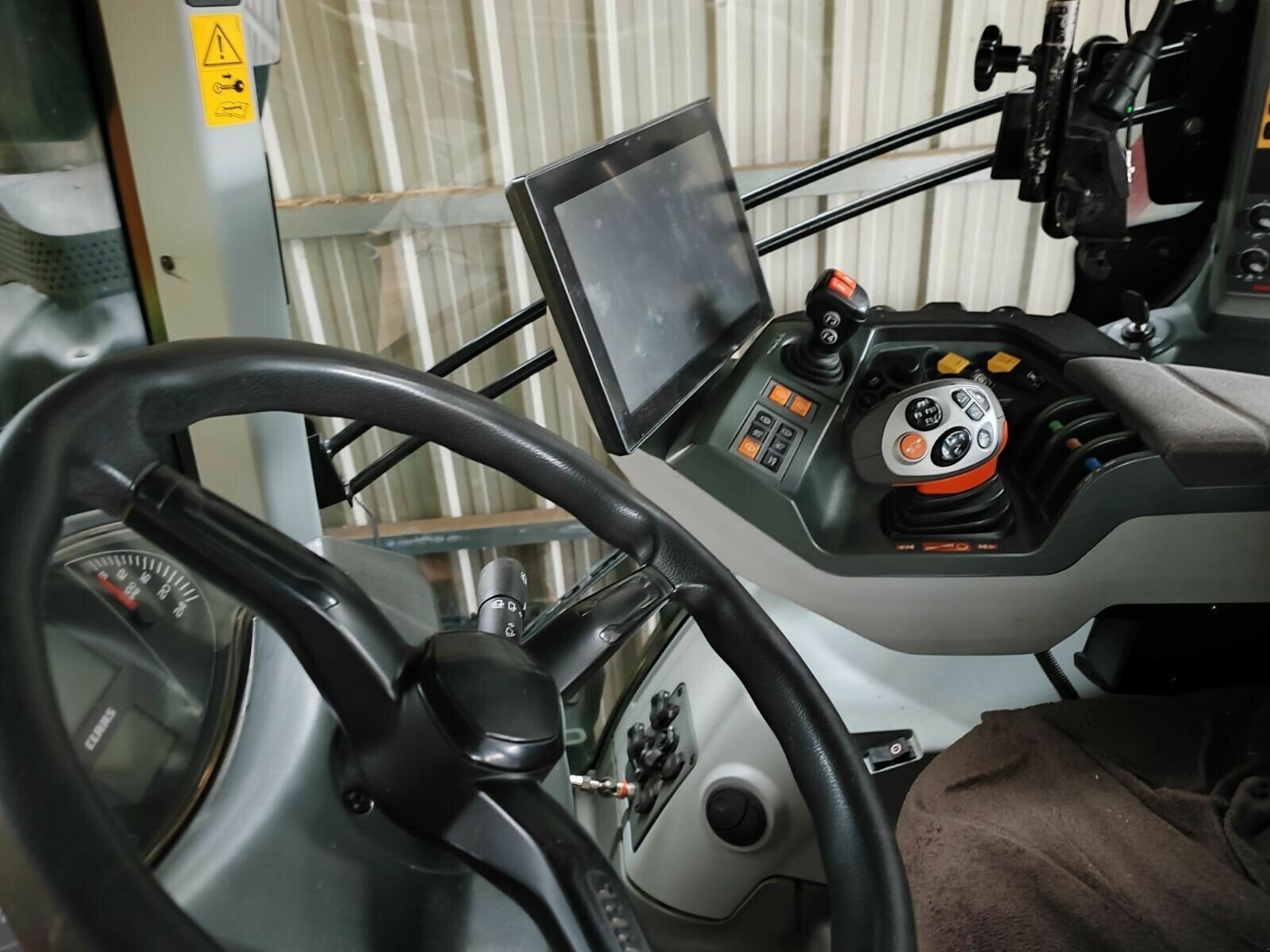 Traktor Türe ait CLAAS AXION 930 CMATIC SUR MESURE, Gebrauchtmaschine içinde PONTIVY (resim 5)