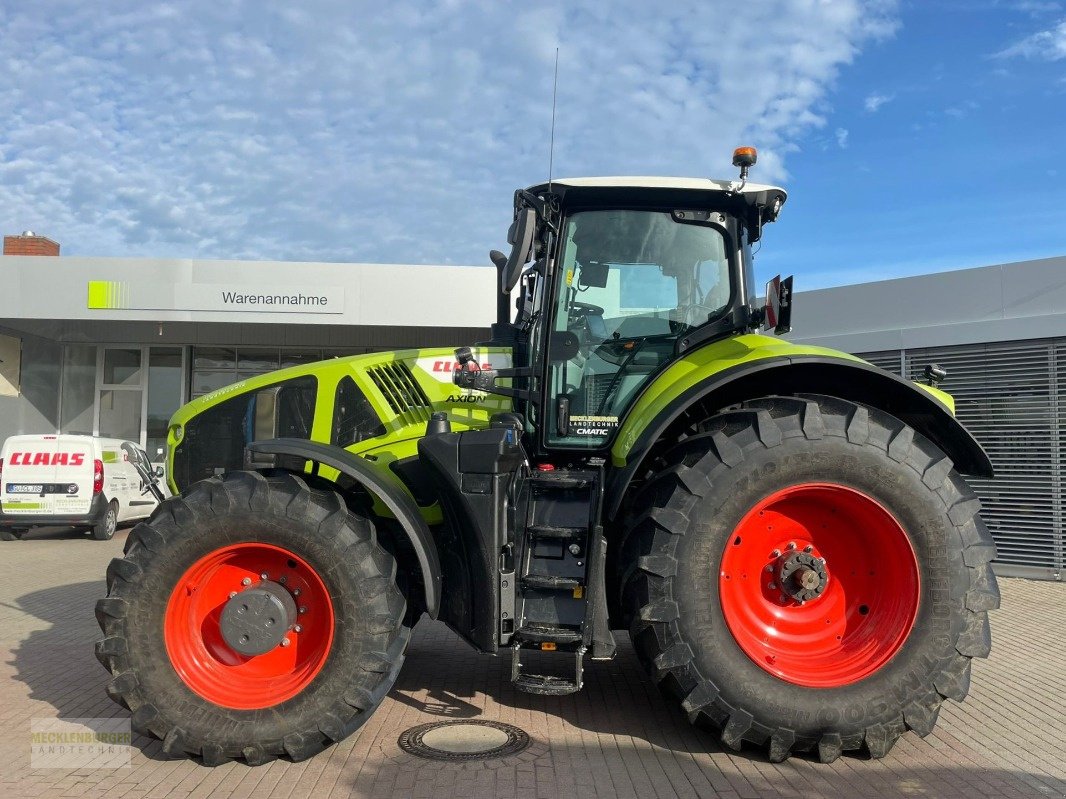 Traktor van het type CLAAS AXION 930 **Vorführer**, Gebrauchtmaschine in Mühlengeez (Foto 2)