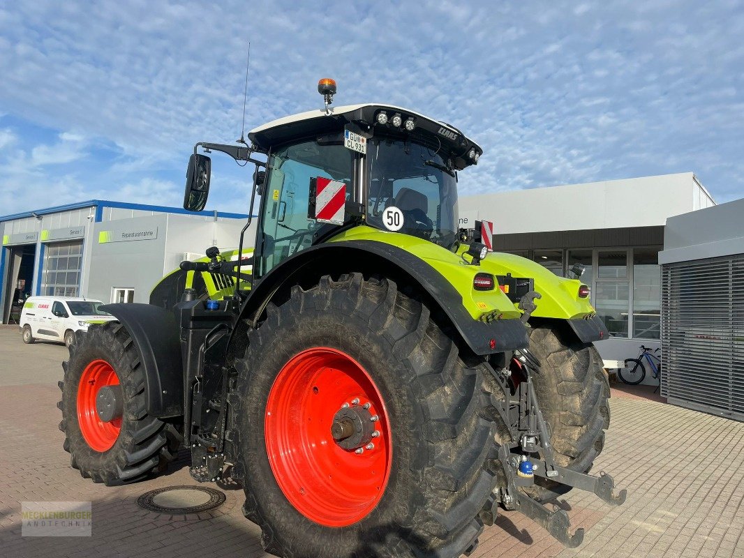 Traktor van het type CLAAS AXION 930 **Vorführer**, Gebrauchtmaschine in Mühlengeez (Foto 3)