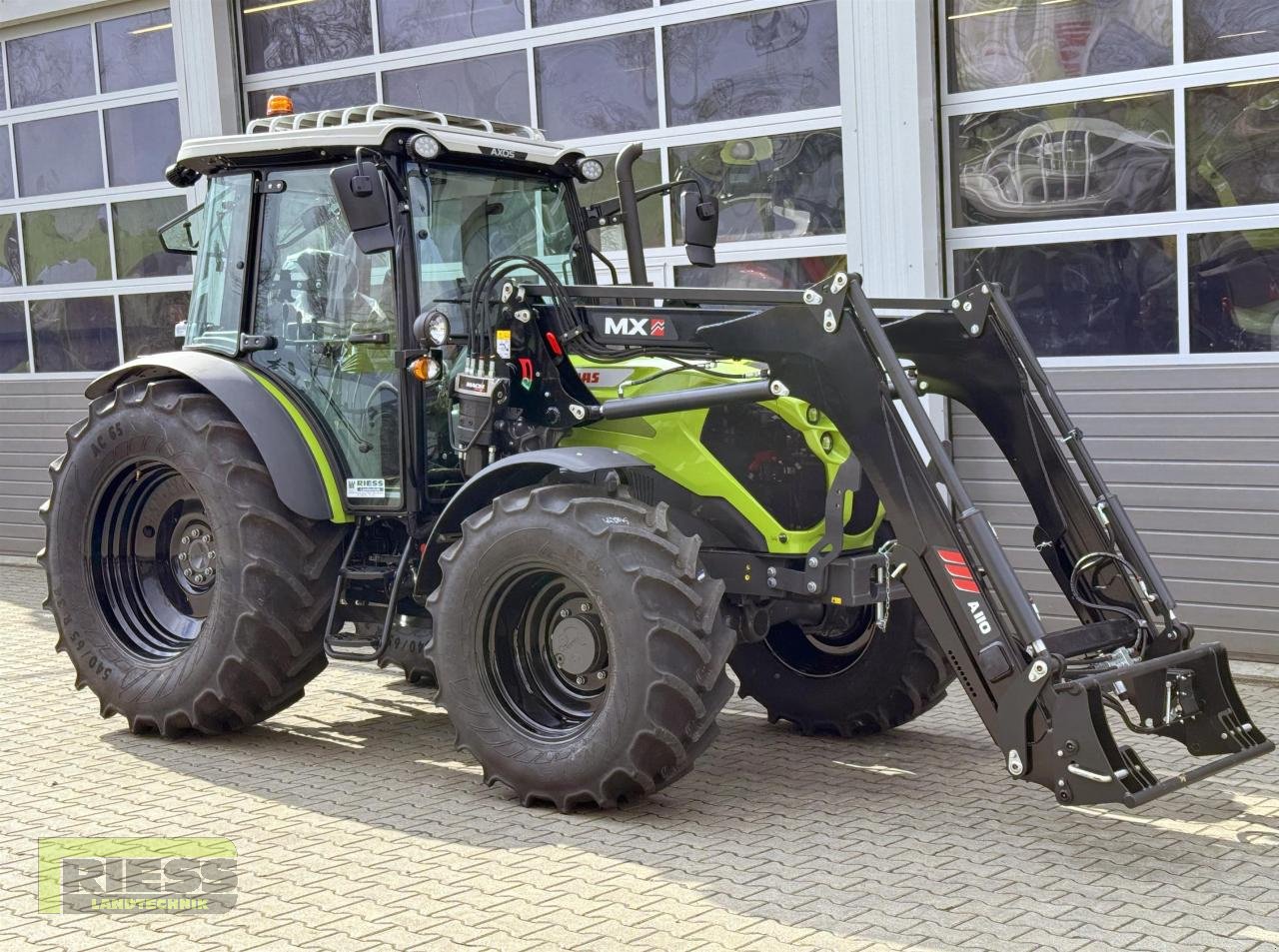 Traktor van het type CLAAS AXOS 240 Advanced Black A110, Neumaschine in Homberg (Ohm) - Maulbach (Foto 2)