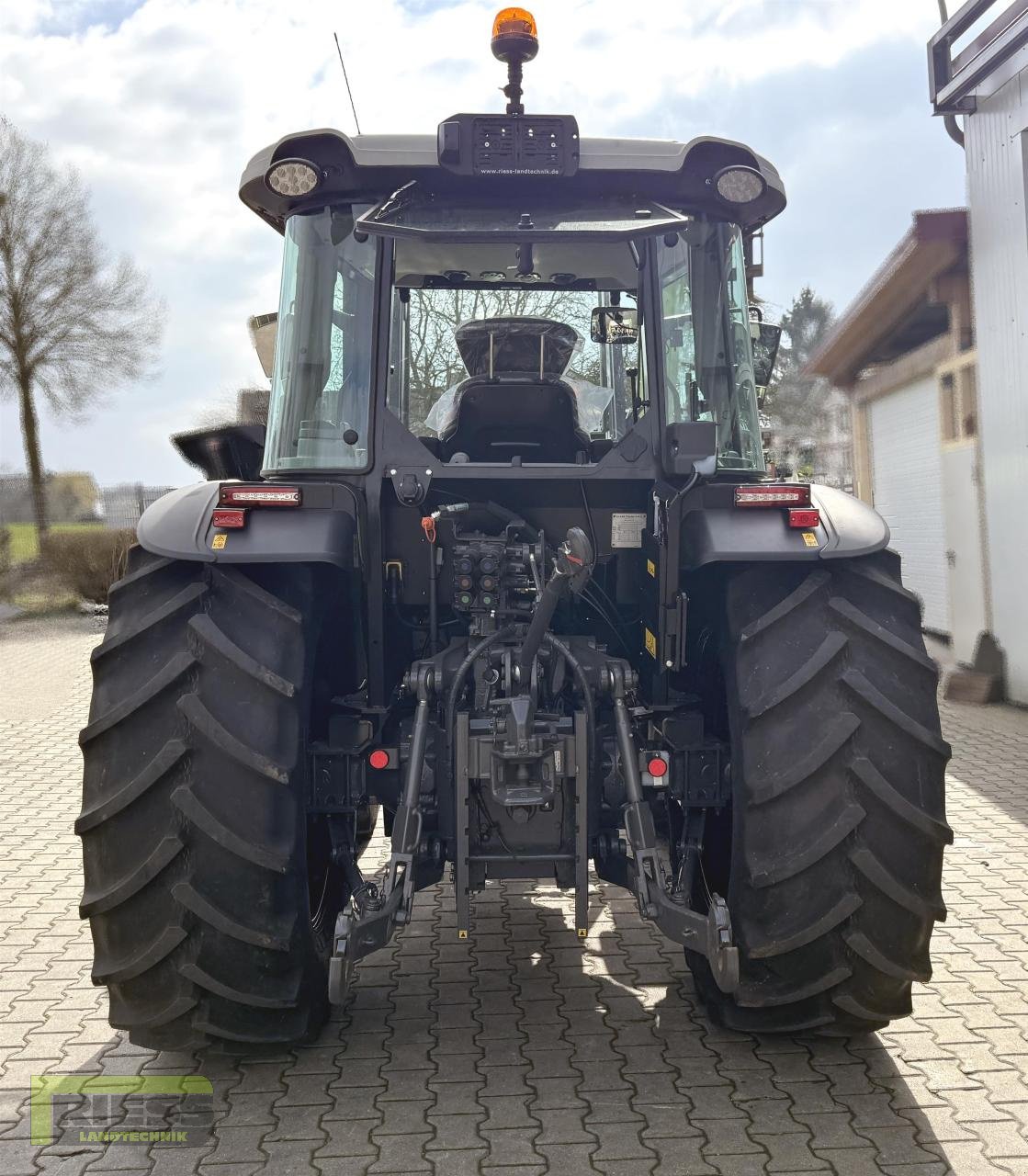 Traktor van het type CLAAS AXOS 240 Advanced Black A110, Neumaschine in Homberg (Ohm) - Maulbach (Foto 3)