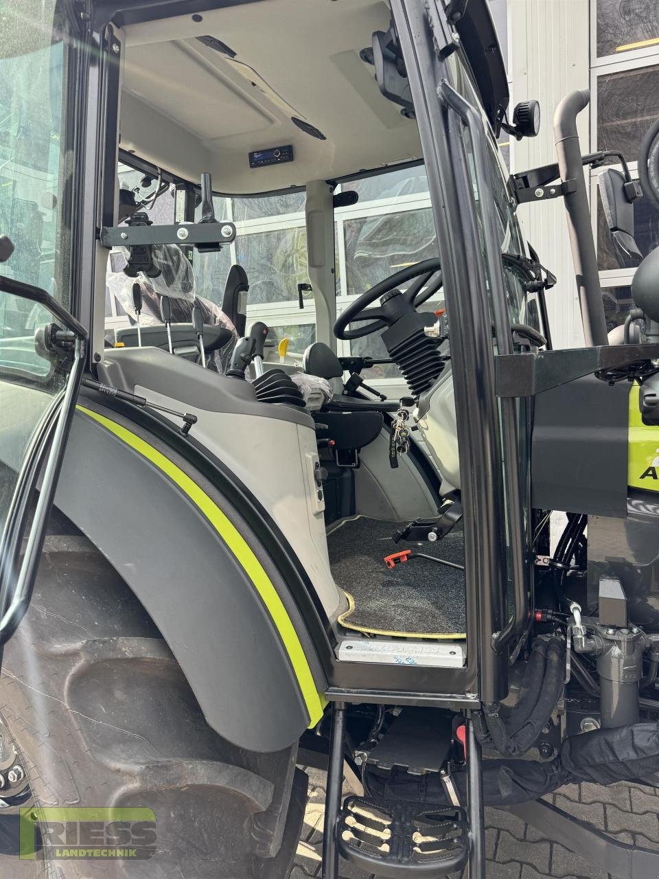 Traktor van het type CLAAS AXOS 240 Advanced Black A110, Neumaschine in Homberg (Ohm) - Maulbach (Foto 18)