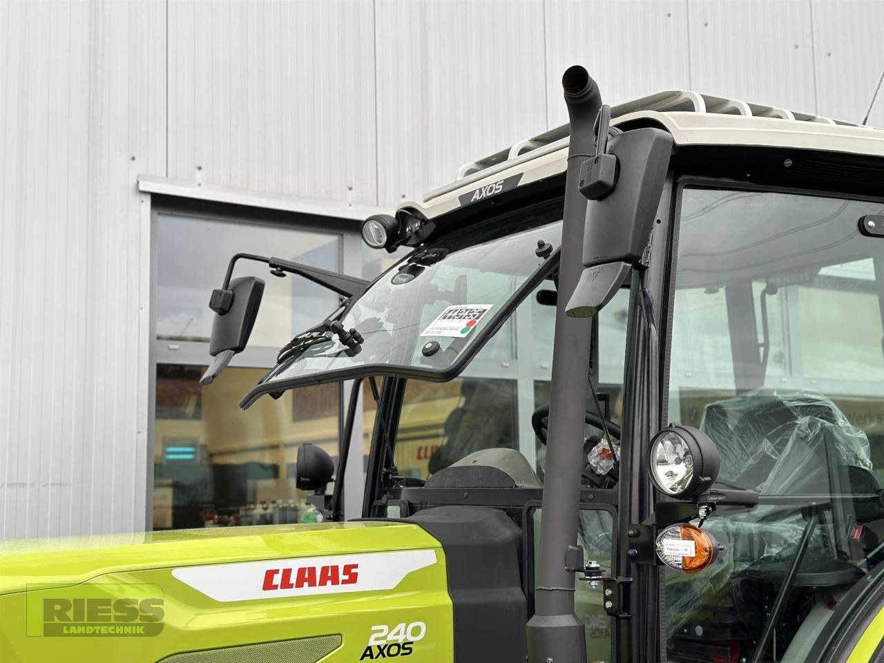 Traktor van het type CLAAS AXOS 240 Advanced FHZ, Neumaschine in Homberg/Ohm - Maulbach (Foto 8)