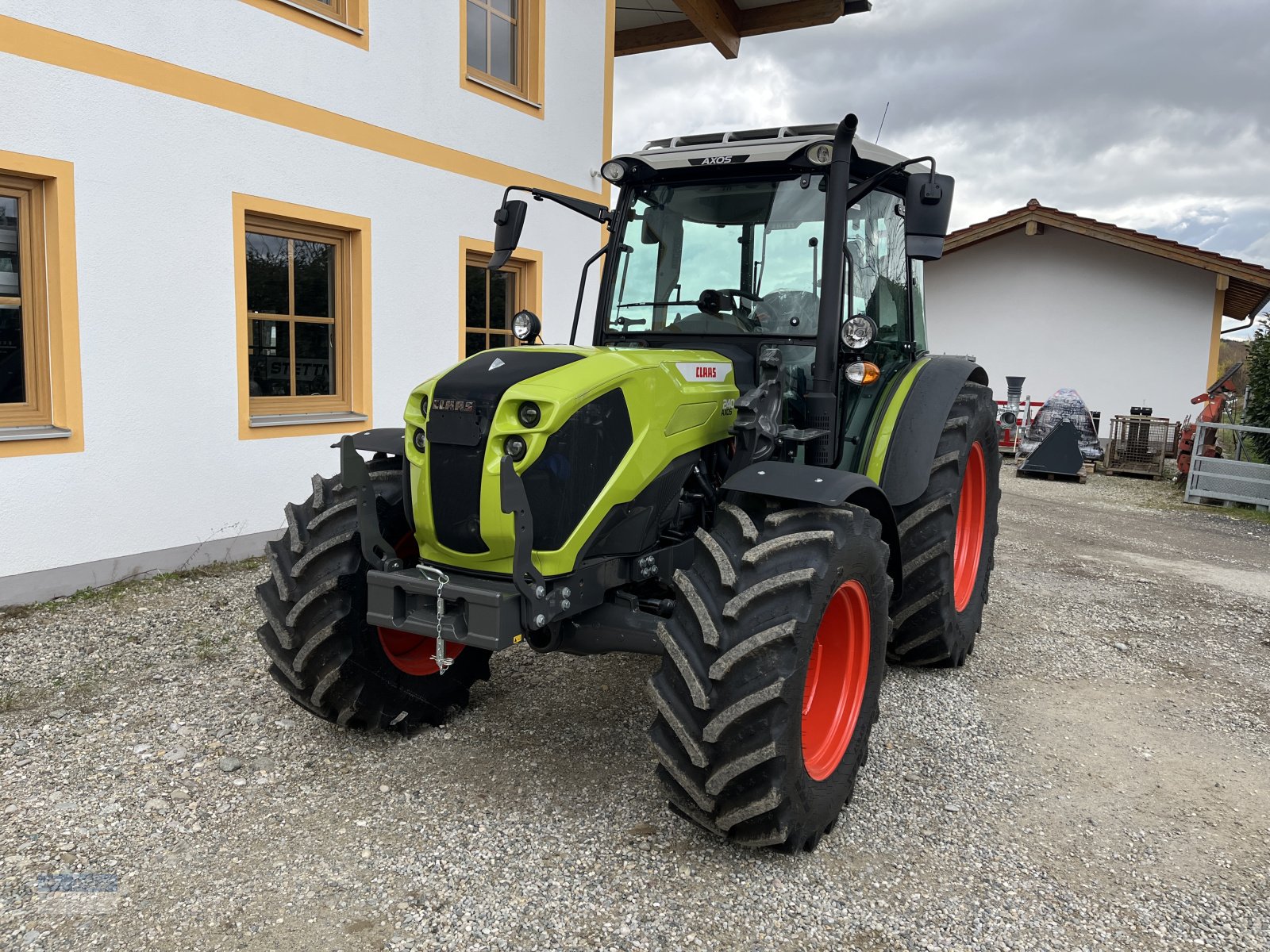 Traktor of the type CLAAS Axos 240, Neumaschine in Schnaitsee (Picture 3)