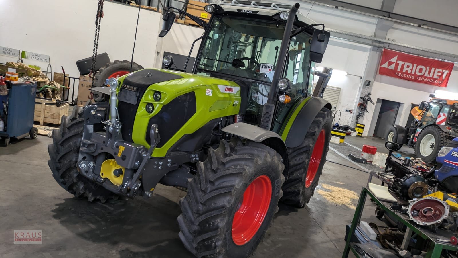 Traktor van het type CLAAS Axos 240, Neumaschine in Geiersthal (Foto 1)