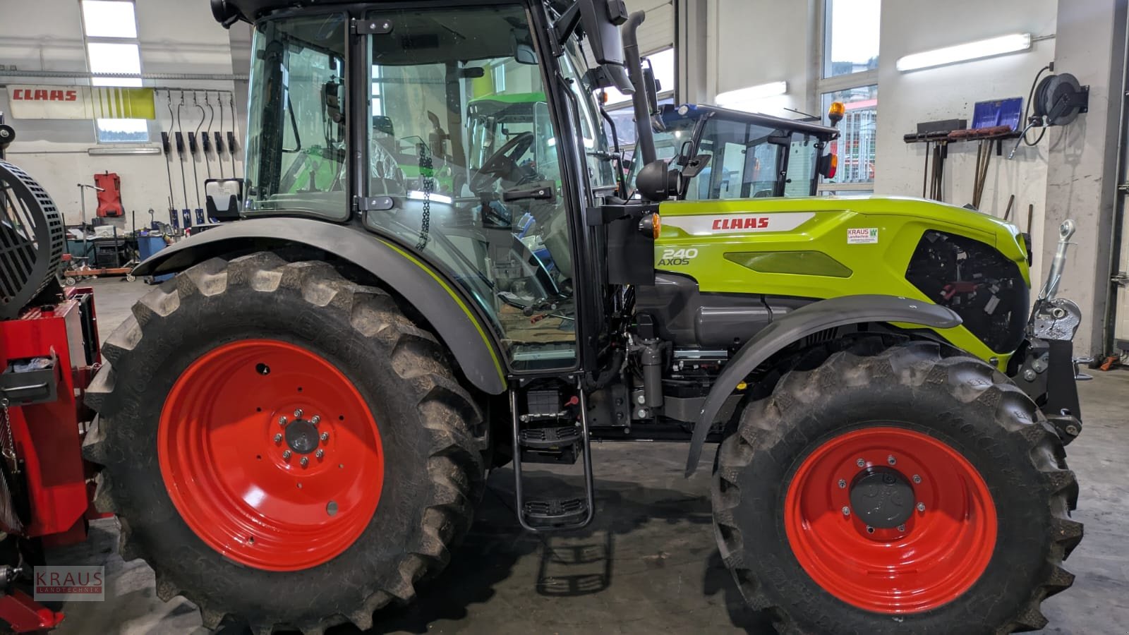 Traktor van het type CLAAS Axos 240, Neumaschine in Geiersthal (Foto 2)