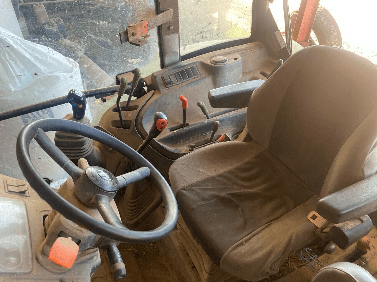 Traktor tipa CLAAS AXOS 340 CX ESSENTIEL, Gebrauchtmaschine u PONTIVY (Slika 5)