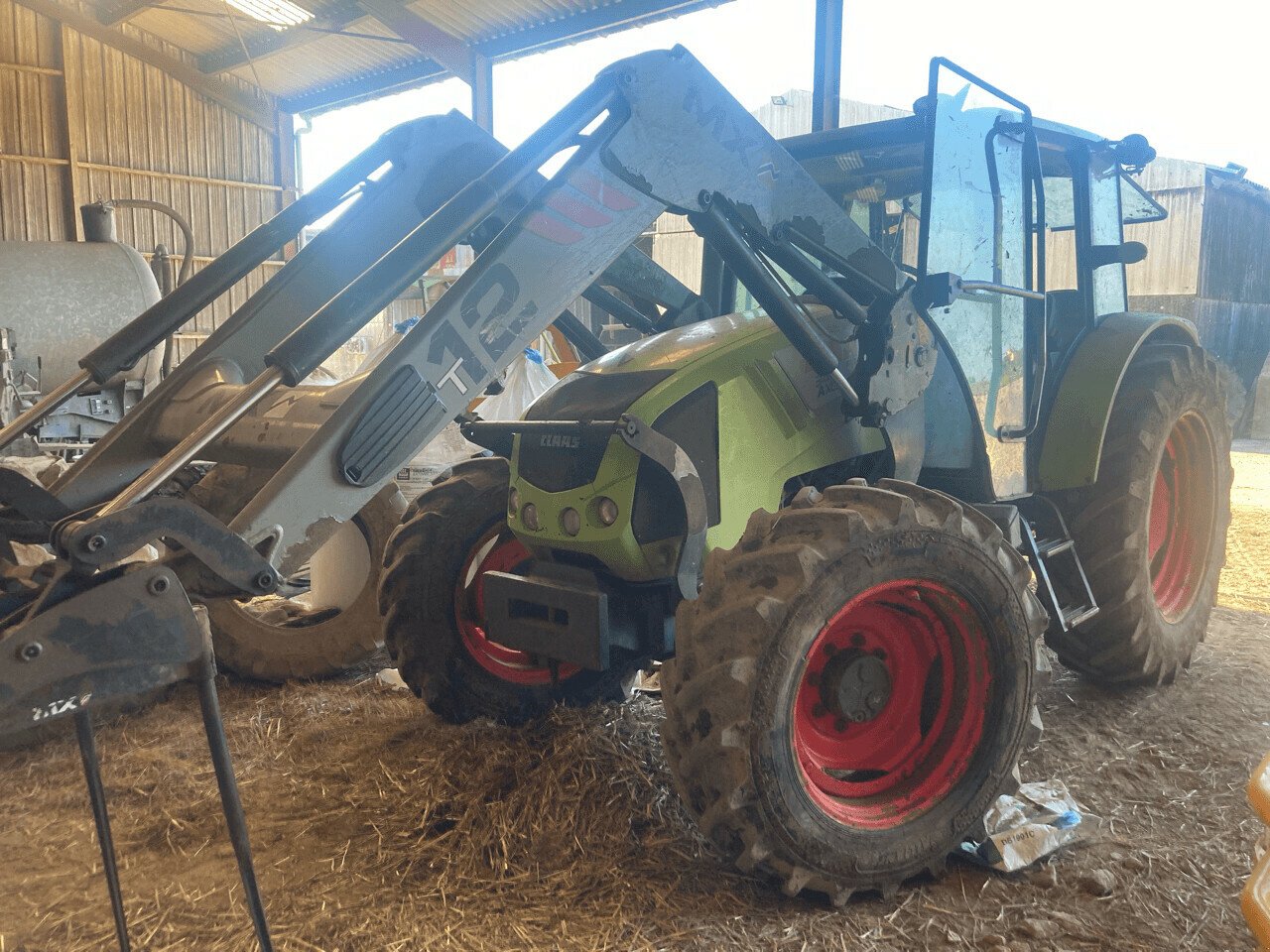 Traktor typu CLAAS AXOS 340 CX ESSENTIEL, Gebrauchtmaschine v PONTIVY (Obrázek 1)