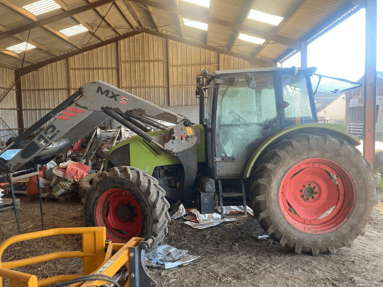 Traktor van het type CLAAS AXOS 340 CX ESSENTIEL, Gebrauchtmaschine in PONTIVY (Foto 3)