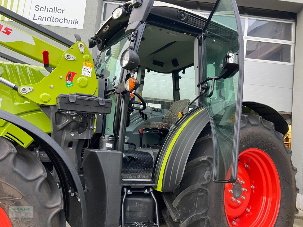 Traktor des Typs CLAAS Elios 210 auf Wunsch mit FL FH Beifahrersitz, Neumaschine in Geiselhöring (Bild 12)