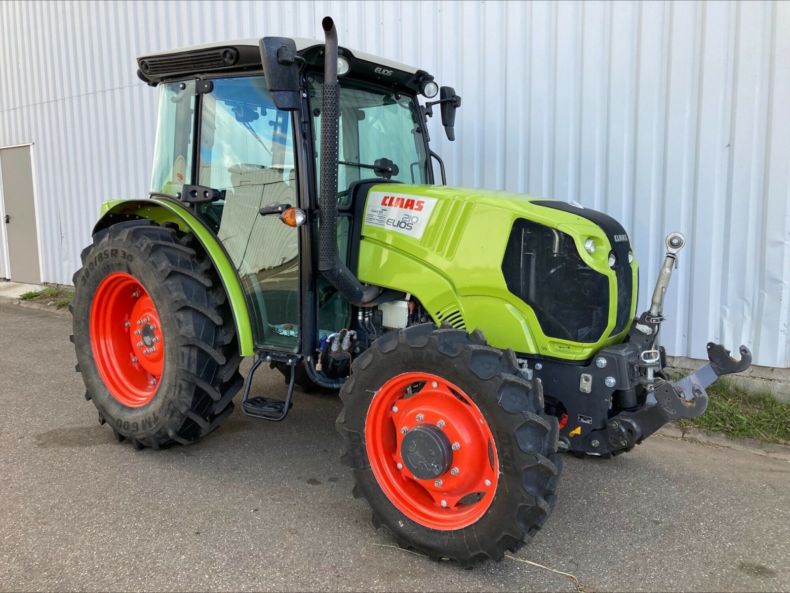 Traktor van het type CLAAS ELIOS 210 CABINE, Gebrauchtmaschine in CHEMINOT (Foto 2)