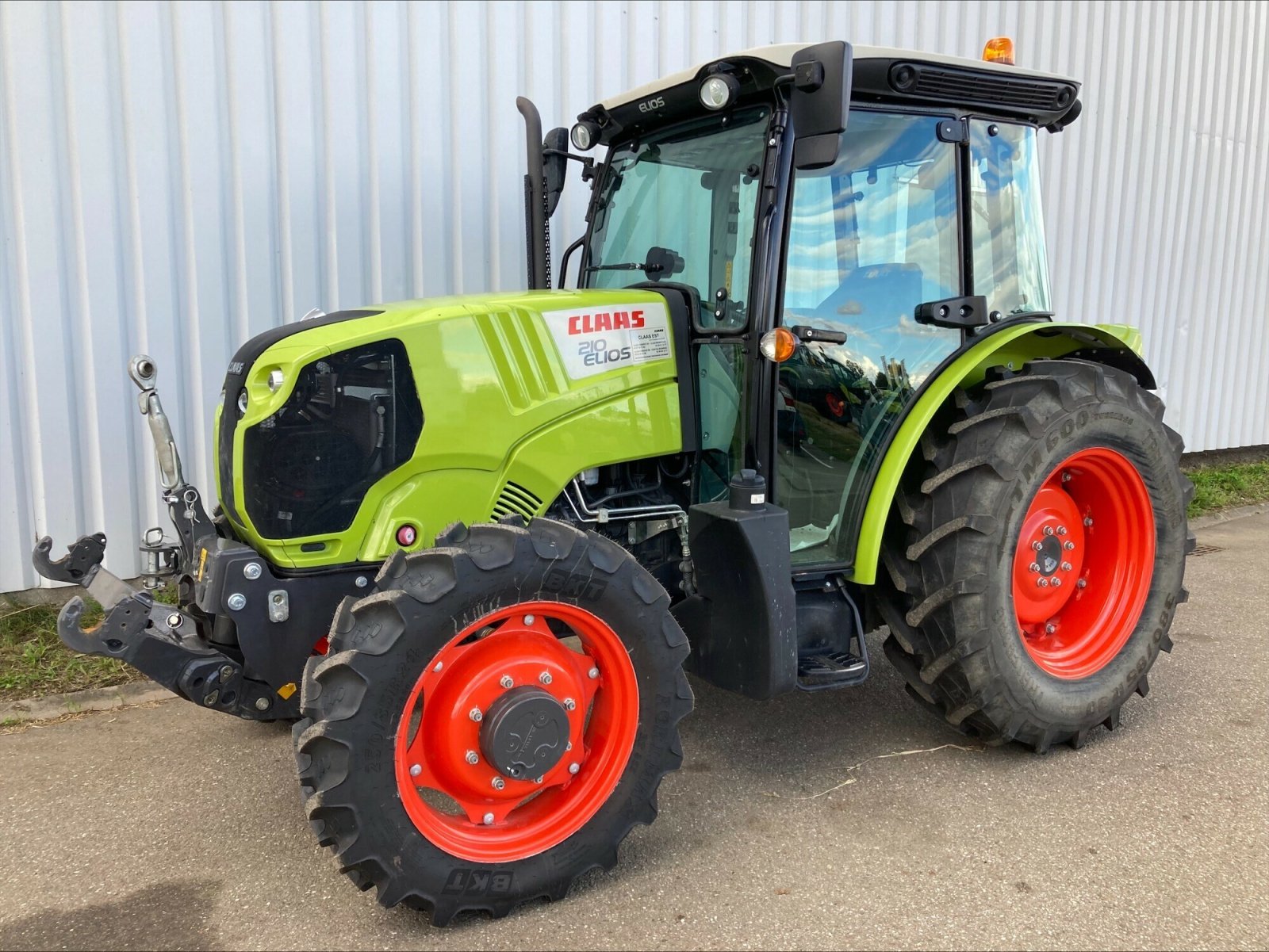 Traktor des Typs CLAAS ELIOS 210 CABINE, Gebrauchtmaschine in CHEMINOT (Bild 1)