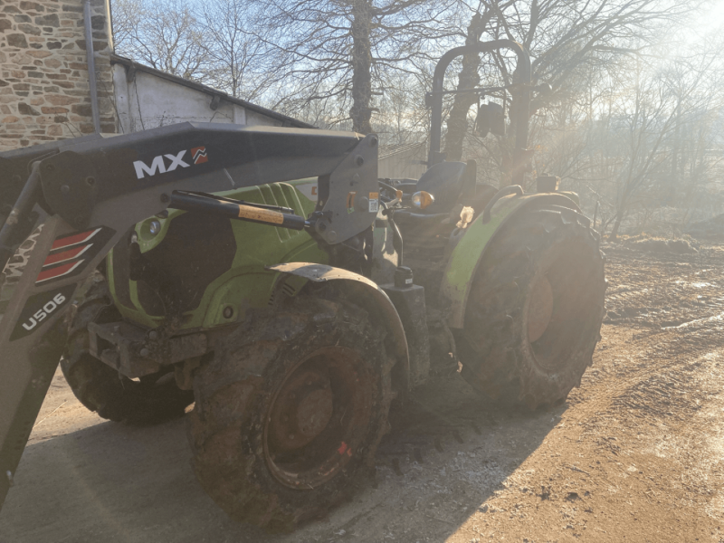 Traktor от тип CLAAS ELIOS 210 PLATEFORME ESSENTIEL, Gebrauchtmaschine в PONTIVY (Снимка 1)