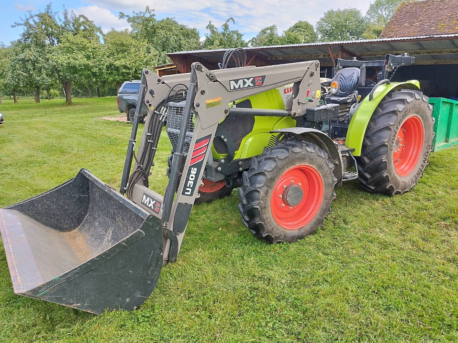 Traktor от тип CLAAS ELIOS 210, Gebrauchtmaschine в Le Horps (Снимка 5)