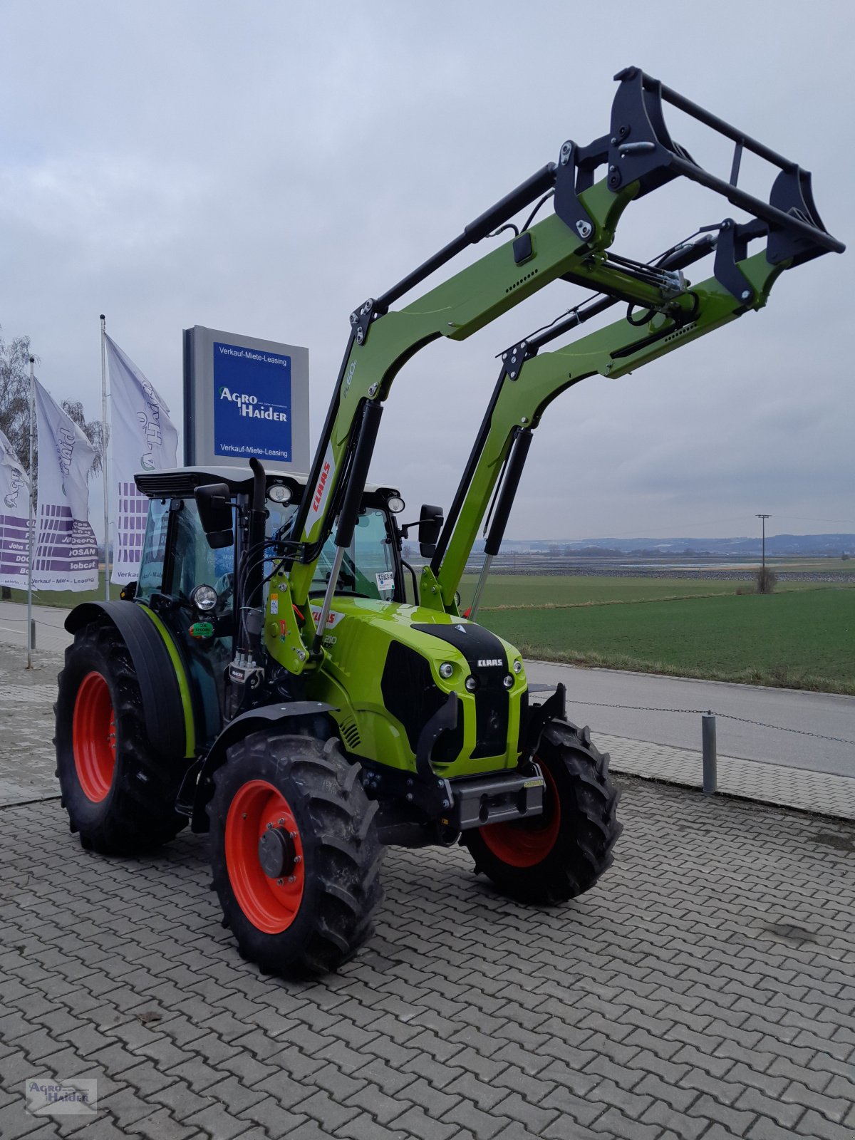 Traktor of the type CLAAS Elios 210, Neumaschine in Moosthenning (Picture 1)