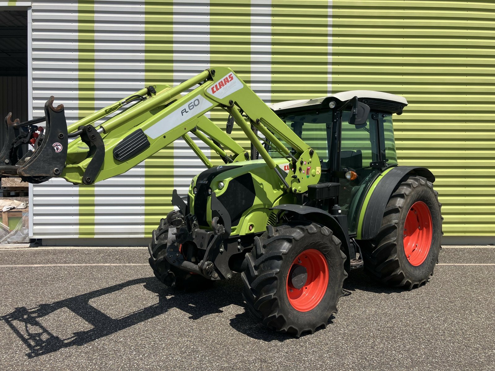 Traktor типа CLAAS ELIOS 220 + FL60, Gebrauchtmaschine в ailias (Фотография 1)