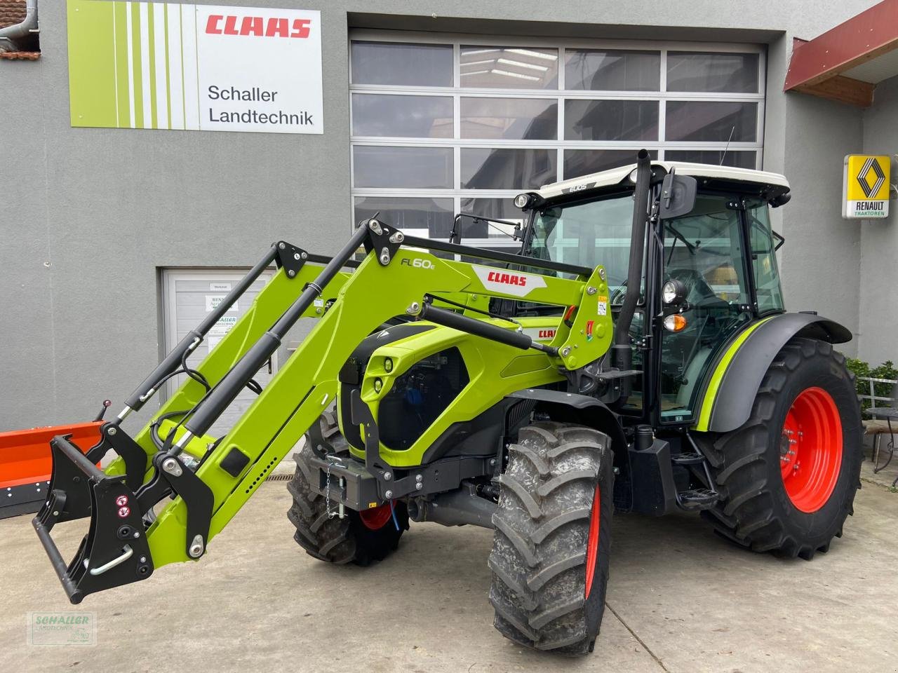 Traktor des Typs CLAAS ELIOS 320, aktuell Frontlader-Aktion, Neumaschine in Geiselhöring (Bild 2)