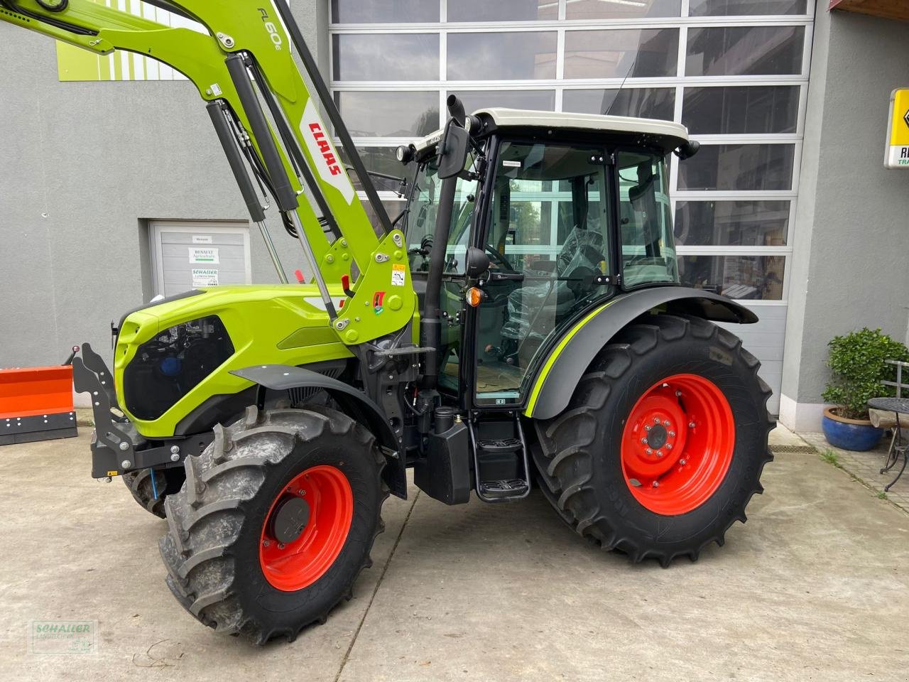 Traktor des Typs CLAAS ELIOS 320, aktuell Frontlader-Aktion, Neumaschine in Geiselhöring (Bild 4)