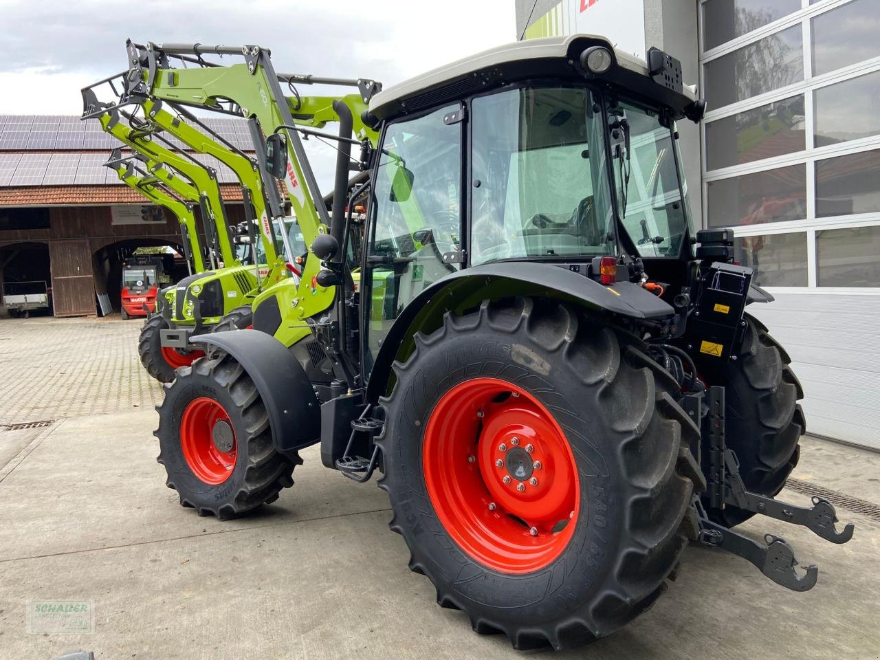 Traktor des Typs CLAAS ELIOS 320, aktuell Frontlader-Aktion, Neumaschine in Geiselhöring (Bild 5)