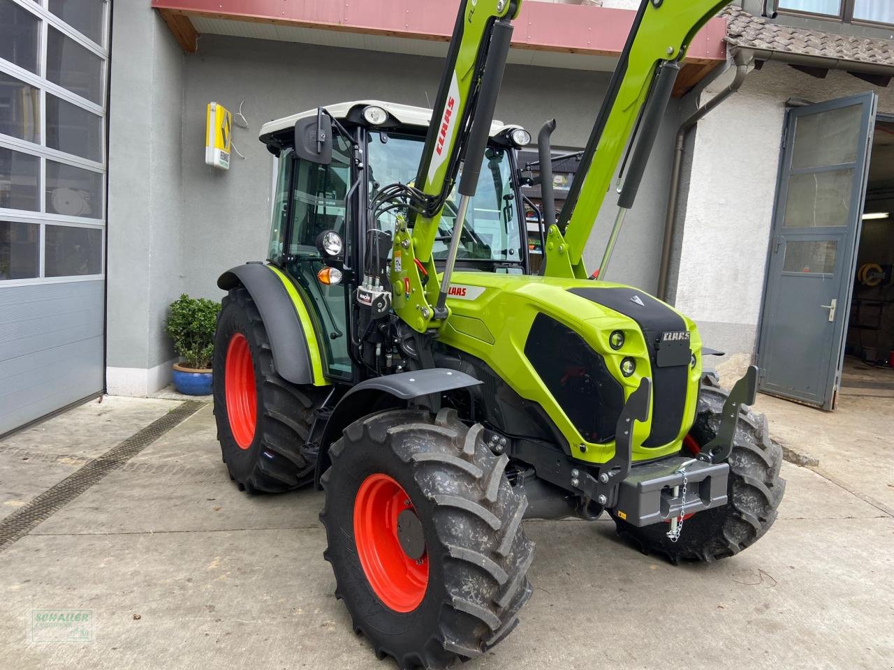 Traktor des Typs CLAAS ELIOS 320, aktuell Frontlader-Aktion, Neumaschine in Geiselhöring (Bild 8)