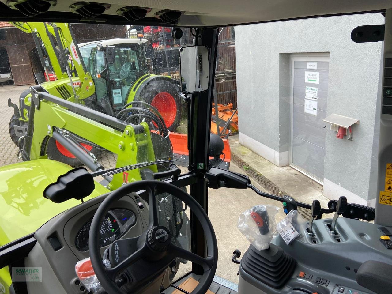 Traktor des Typs CLAAS ELIOS 320, aktuell Frontlader-Aktion, Neumaschine in Geiselhöring (Bild 11)