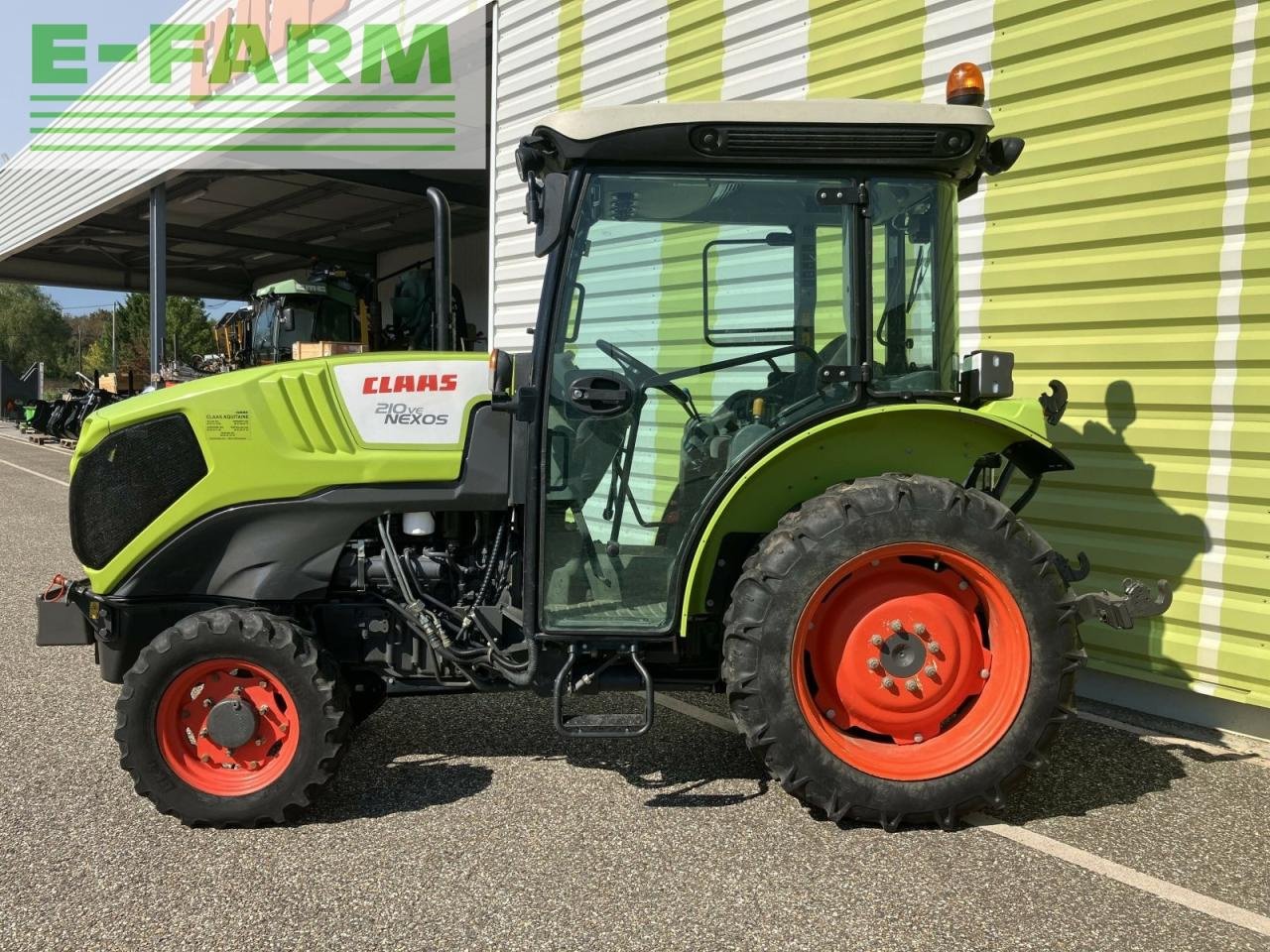 Traktor del tipo CLAAS nexos 210 ve isc twin VE, Gebrauchtmaschine en AILLAS (33 - GIRONDE) (Imagen 2)