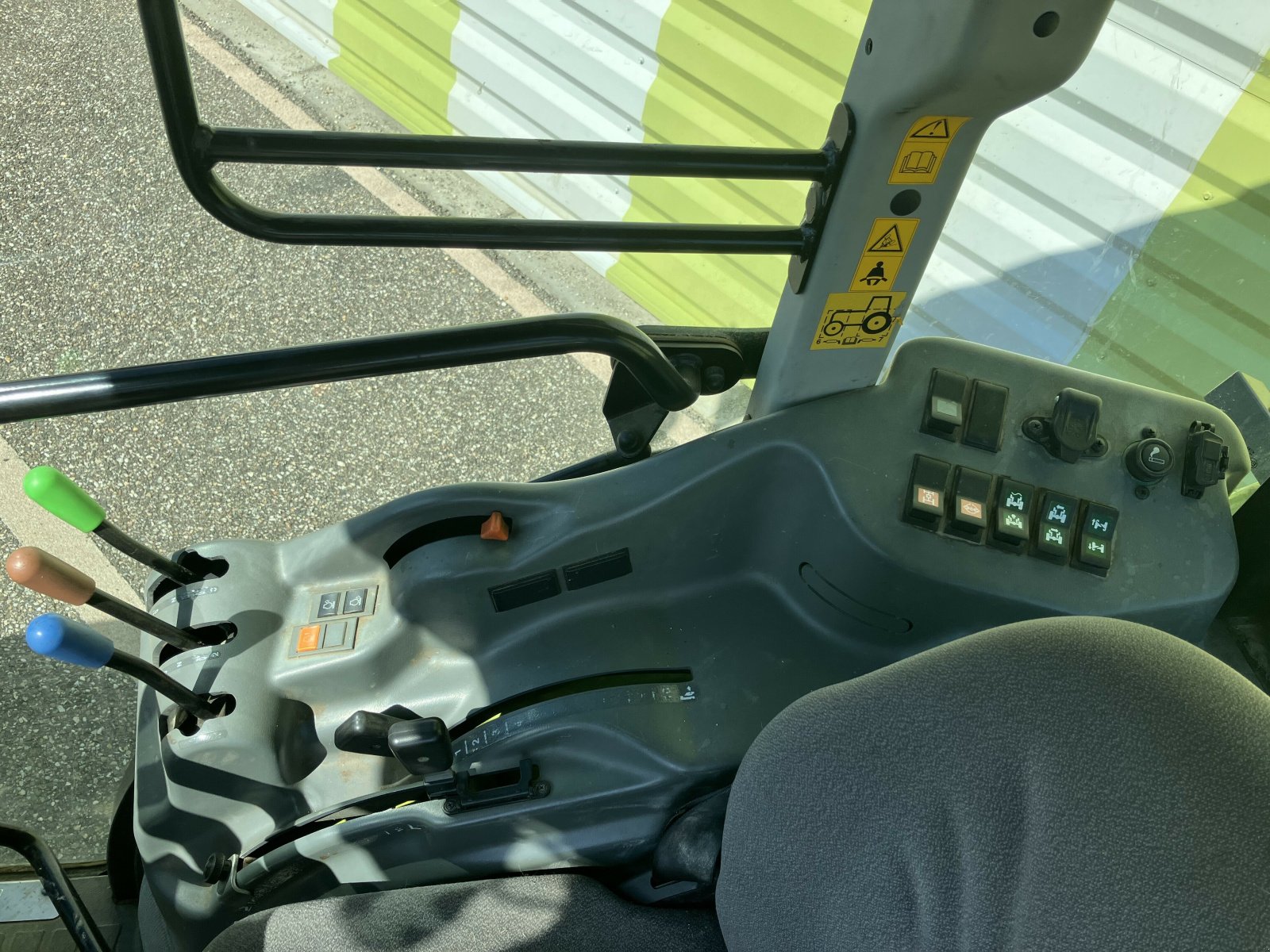 Traktor du type CLAAS NEXOS 210 VE ISC TWIN, Gebrauchtmaschine en ailias (Photo 9)