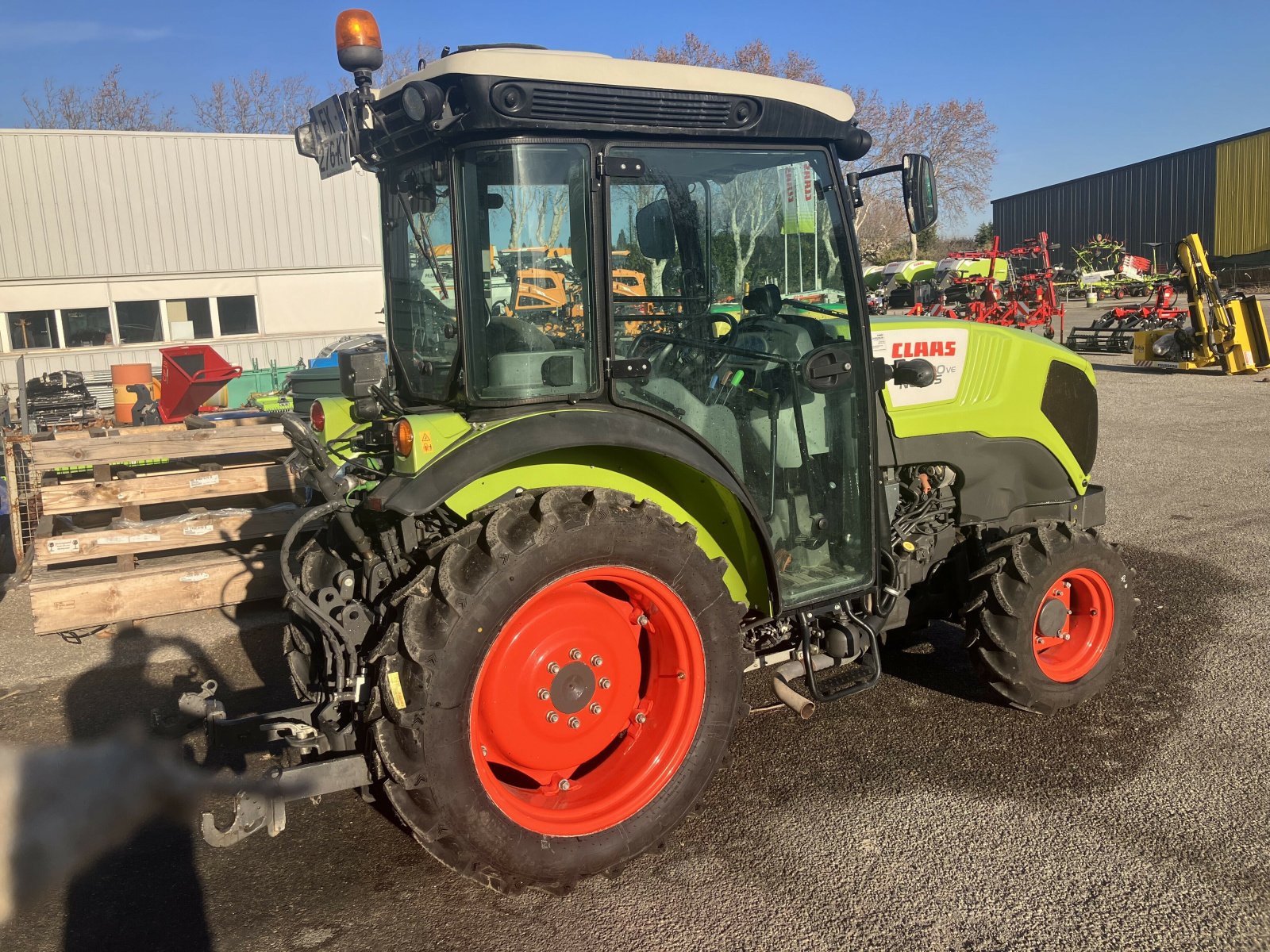 Traktor Türe ait CLAAS NEXOS 220 VE CABINE 4RM, Gebrauchtmaschine içinde SAINT ANDIOL (resim 3)