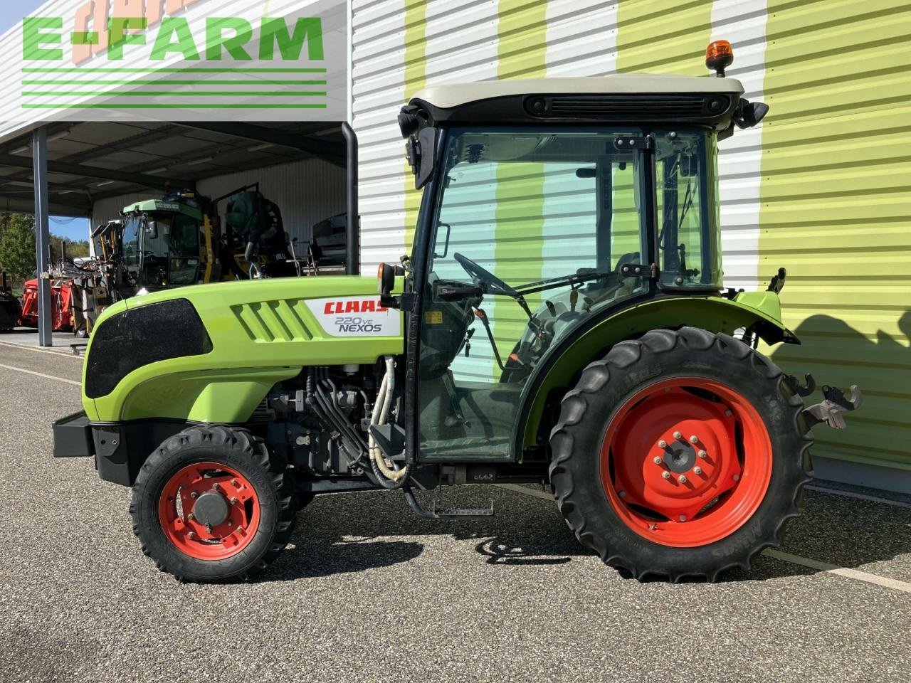 Traktor of the type CLAAS nexos 220 ve isc twin VE, Gebrauchtmaschine in AILLAS (33 - GIRONDE) (Picture 2)