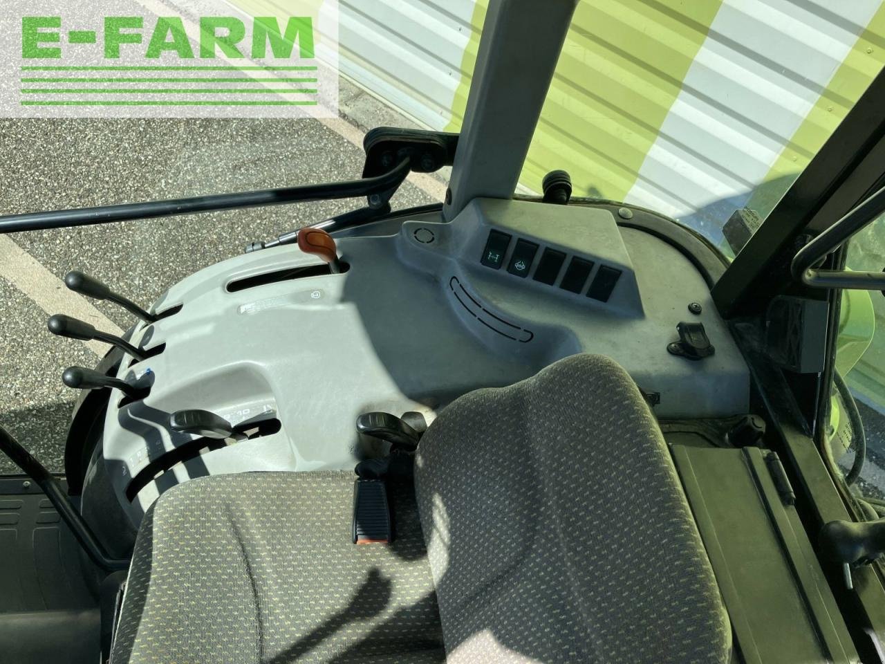 Traktor tip CLAAS nexos 220 ve isc twin VE, Gebrauchtmaschine in AILLAS (33 - GIRONDE) (Poză 8)