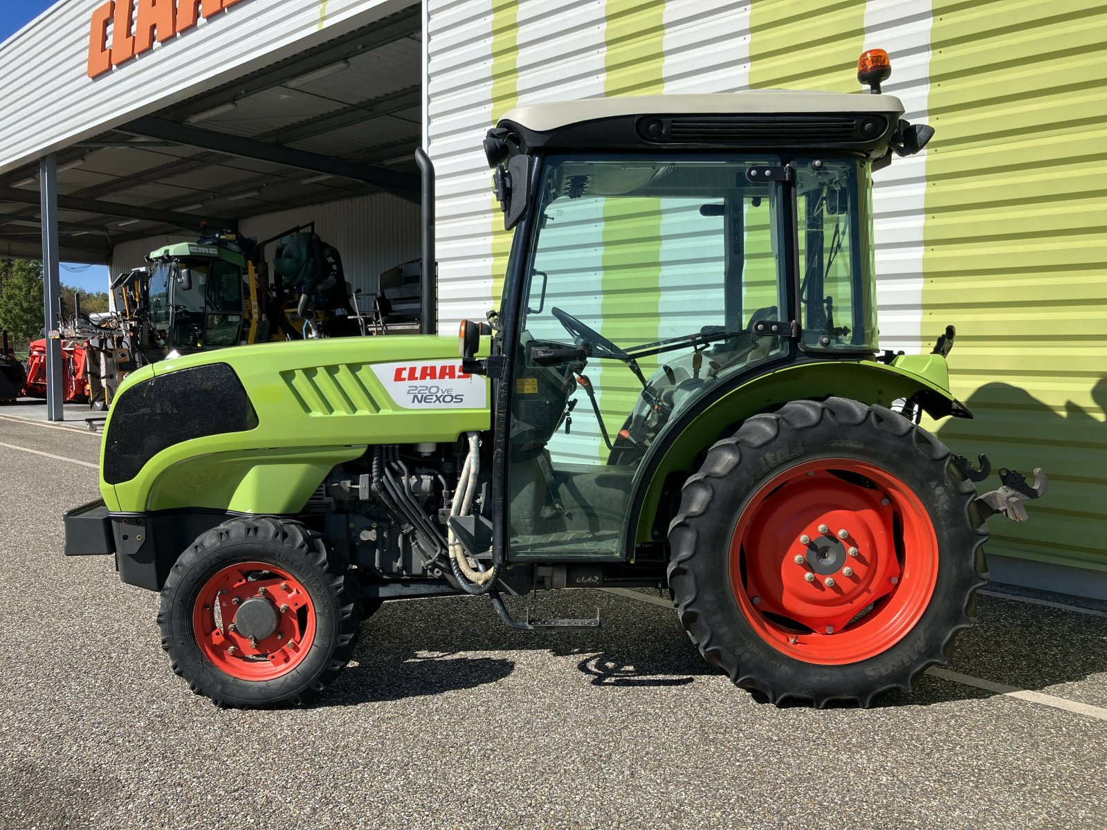 Traktor typu CLAAS NEXOS 220 VE ISC TWIN, Gebrauchtmaschine w AILLAS (Zdjęcie 2)