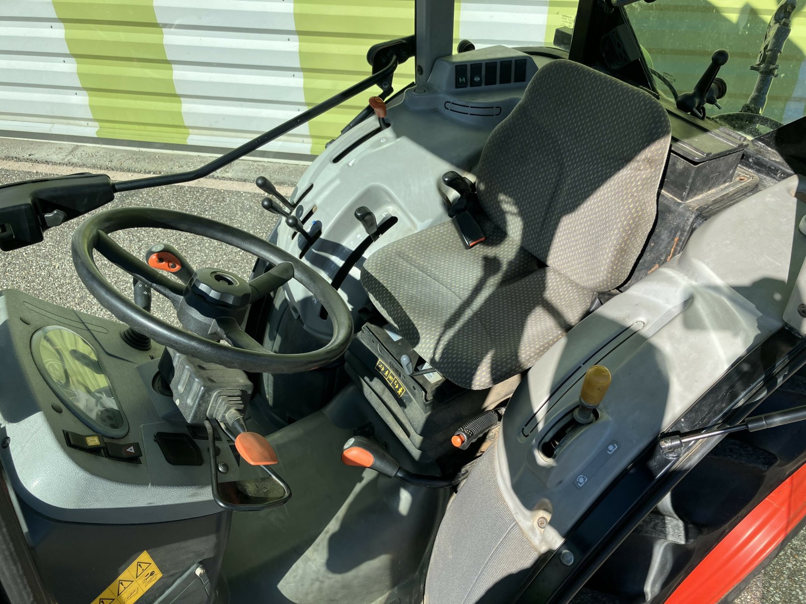 Traktor des Typs CLAAS NEXOS 220 VE ISC TWIN, Gebrauchtmaschine in AILLAS (Bild 7)