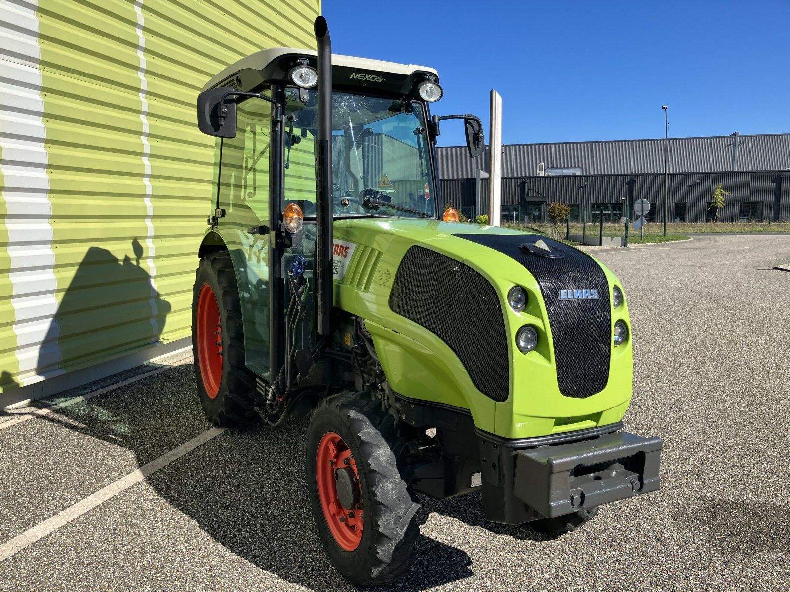 Traktor du type CLAAS NEXOS 220 VE ISC TWIN, Gebrauchtmaschine en ailias (Photo 6)