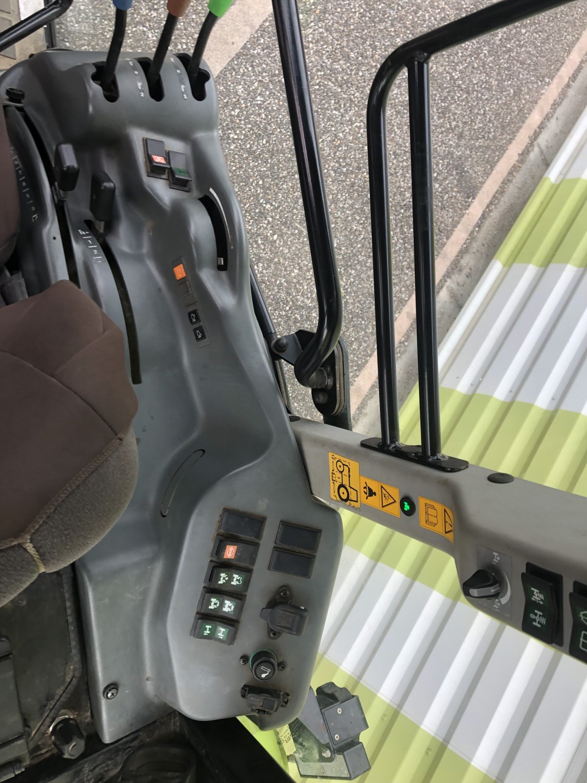 Traktor du type CLAAS NEXOS 220 VE PROACTIV ISC *, Gebrauchtmaschine en ailias (Photo 7)